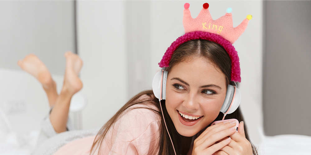 casque audio jack avec couronne et fourrure peluche